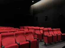 مقاعد القاعات الفاخرة: ارتقِ بمكانك مع حلول Euro Seating Solutions